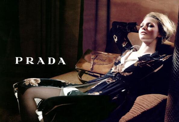 由一个女人缔造的时尚名品prada