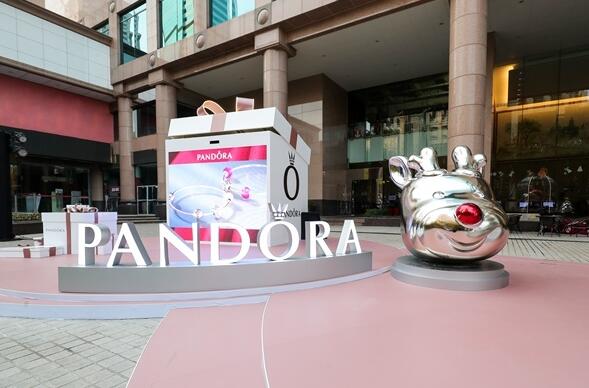 pandora巨型圣诞魔力乐园点亮申城