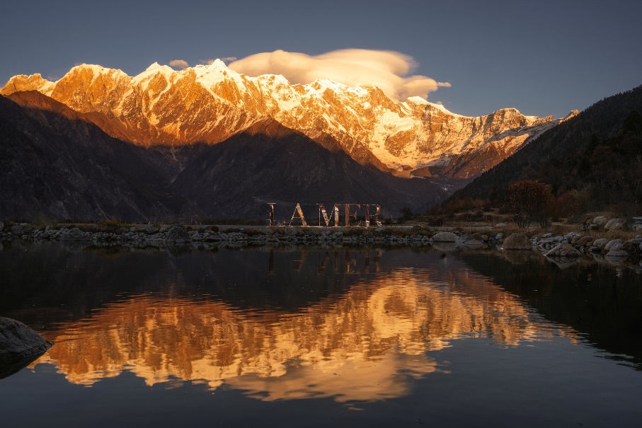 山上的风景
中度可信度描述已自动生成